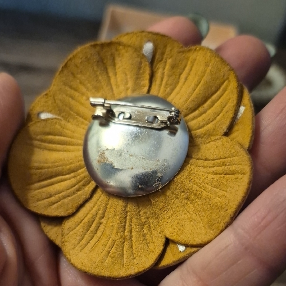 Leather Statement Flower Brooch With Embellishments And Faux Pearls Vintage? - Picture 8 of 9